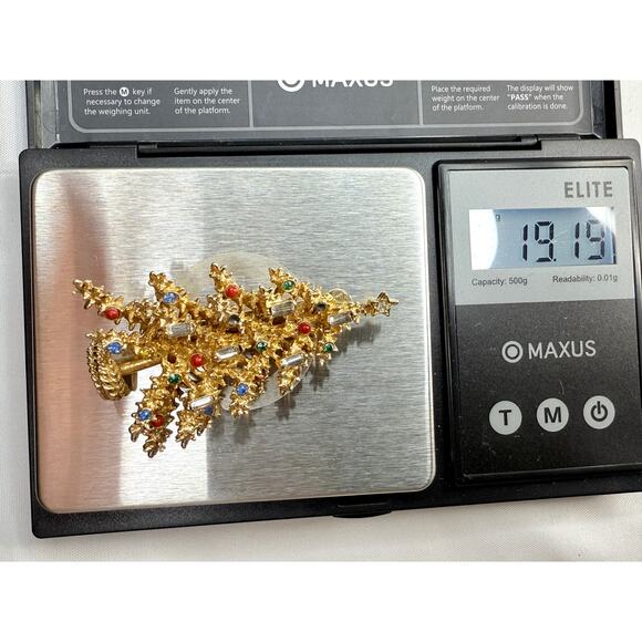 Vintage ART © Signed Textured Christmas Tree Brooch - Picture 7 of 8